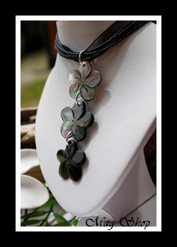 Faa`a 3 Fleurs Collier Hibiscus Nacres de Tahiti Modèle 2 MAG.SHOP