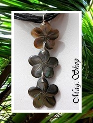 Fleurs Collection / Collier Faa'a 3 Fleurs Hibiscus Nacres de Tahiti 2cm (photos contractuelles)