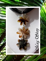 Fleurs Collection / Collier Faa'a 3 Fleurs de Tiaré Nacres de Tahiti 2cm (photos contractuelles)