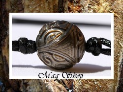 Bora-Bora Collection / Collier Surfeur Faanui Perle Semi-Baroque Gravée de Tahiti 14.10mm/D Gris Foncés / Liens Coton Noir (photos contractuelles)