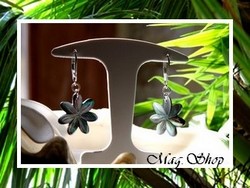 Fleurs Collection / Boucles d'Oreilles Faaroa Dormeuses / Hauteur: 4cm / Fleurs de Tiaré 2cm Nacre de Tahiti / Argent Rhodié 925 (1g) (photos contractuelles)