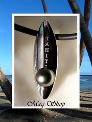 Fenua Collection / Collier Planche de Surf Faatuarai "Tahiti" / Pendentif Argent Rhodié 925 ( 5.08g) - Nacre & Perle Ronde de Tahiti Taille 8.20mm/B+ Gris / Cuir Noir (photos non contractuelles)
