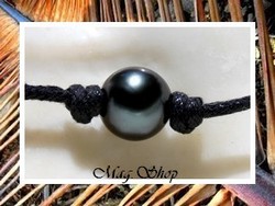 Bora-Bora Collection / Collier Surfeur Fareone Perle Ronde de Tahiti 10.30mm/C+ Reflets Gris/Bleus Foncés / Taille Réglable Coton Noir (photos contractuelles)