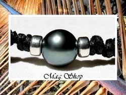 Bora-Bora Collection / Collier Surfeur Fareone Perle Ronde de Tahiti 10.85mm/C Gris/Bleus / Intercalaires Argent 925 (0.44g) Taille Réglable Coton Noir (photos non contractuelles)
