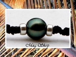 Bora-Bora Collection / Collier Surfeur Fareone Perle Ronde de Tahiti 10.15mm/C Reflets Verts Foncés - Intercalaires Argent 925 (0.44g) Taille Réglable Coton Noir (photos non contractuelles)