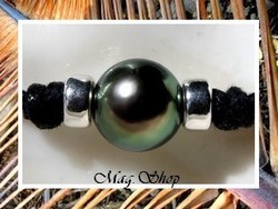 Bora-Bora Collection / Collier Surfeur Fareone Perle Ronde de Tahiti 11.15mm/C+ Reflets Verts / Intercalaires Argent 925 (0.44g) / Cordon Coton Noir (photos non contractuelles)