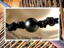 Bora-Bora Collection / Collier Surfeur Fareone Perle Ronde de Tahiti 12.15mm/C Gris/Bleus Foncés / Taille Réglable Coton Noir (photos non contractuelles)