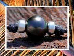 Bora-Bora Collection / Collier Surfeur Fareone Perle Semi-Ronde de Tahiti Taille 10.70mm/B Reflets Gris/Aubergines Foncés / Argent 925 (0.44g) / Taille Réglable Coton Noir (photos non contractuelles)