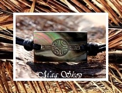 Moana-Garçons Collection / Bracelet Farerua 2.5cm Nacre de Tahiti Reflets Ocres Foncés / Taille Réglable Coton Noir (photos non contractuelles)