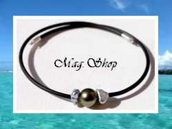 Huahine Collection / Bracelet Fateata Perle Ronde de Tahiti  8mm/C Reflets Verts Ocres & 2 Perles Keishis Baroques de Tahiti-A Reflets Gris Clairs / Taille 18cm (photos contractuelles)
