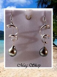 Silver Sea Collection / Boucles D'Oreilles Fatu Hiva Argent Rhodié 925 (3.58g) 2 Perles Drops de Tahiti 8.70mm/B+ Verts/Aubergines (photos non contractuelles)