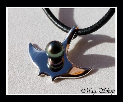 Fenua Collection  Collier Raie  Pendentif Argent Rhodié 925 H3.2cm  Perle Cerclée de Tahiti MAG.SHOP