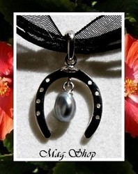 Keishis Collection / Collier Fer à Cheval / Pendentif Argent Rhodié 925 (1g) H: 2.2cm / Perle Keishi de Tahiti Baroque Taille 6.40mm-A Gris/Bleus / Cordons Couleur Noir (photos non contractuelles)