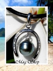 Silver Sea Collection / Collier Fer à Cheval H: 2.2cm / Pendentif Argent Rhodié 925 (1g) Perle de Tahiti Cerclée 8.40mm/C+ Reflets Bleus/Verts / Cordons couleur Noir (photos non contractuelles)