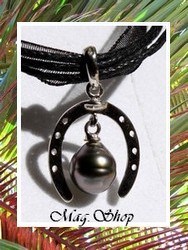 Silver Sea Collection / Collier Fer à Cheval H: 2.2cm / Pendentif Argent Rhodié 925 (1g) Perle Cerclée de Tahiti Taille 7.30mm/C Reflets Gris / Cordons Coton Noir (photos contractuelles)