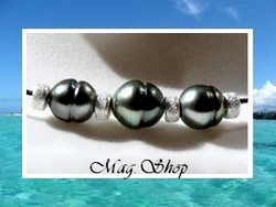 Tahiti Collection / Collier Fetia Taille 45cm Noir / 3 Perles Cerclées de Tahiti : 1 Perle 9.50m/C+ & 2 Perles 8.60mm/C Gris/Verts - Intercalaires 925 (0.40g) (photos contractuelles)