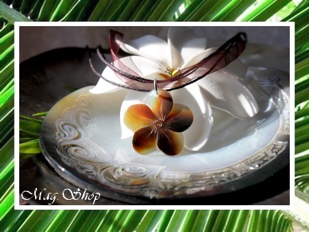 FLEURS Collection  Collier Miti Fleur HIBISCUS 3cm Nacre de Tahiti Reflets Marrons  Cordons Coton & Organza Chocolat MAG.SHOP