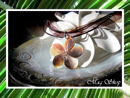 FLEURS Collection  Collier Miti Fleur HIBISCUS 3cm Nacre de Tahiti Reflets Marrons  Cordons Coton & Organza Chocolat MAG.SHOP