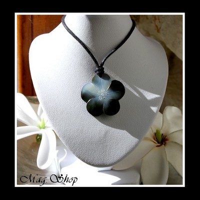 FLEURS Collection  Collier Temoe des Marquises Fleur Hibiscus 3cm Nacre de Tahiti Reflets Foncés MAG.SHOP