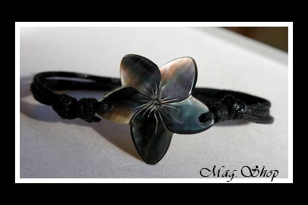 Fleur de Frangipanier Bracelet Nacre de Tahiti 3cm Reflets Foncés MAG.SHOP