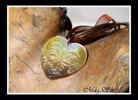 Fleur de Tiaré Coeur Marquisien Collier Nacre de TAHITI Reflets Dorés MAG.SHOP