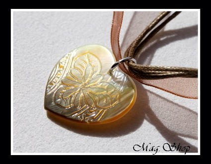 Fleur de Tiaré Coeur Marquisien Collier Nacre de TAHITI Reflets Dorés MAG.SHOP