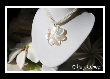 Fleur de Tiaré Collier Miti Nacre de Tahiti 3cm Reflets Blancs MAG.SHOP