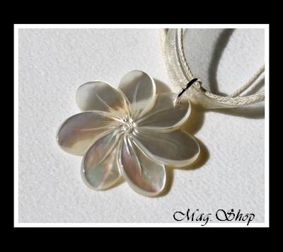 Fleur de Tiaré Collier Miti Nacre de Tahiti 3cm Reflets Blancs MAG.SHOP