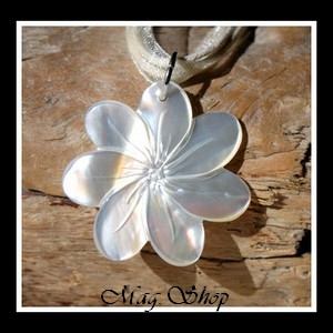 Fleur de Tiaré Collier Miti Nacre de Tahiti 3cm Reflets Blancs MAG.SHOP