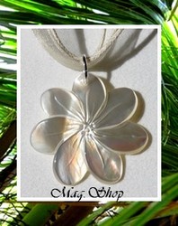 Marquises Collection / Collier Vaianae Fleur de Tiaré Nacre de Tahiti 2.5cm / Reflets Clairs / Cordons Blancs (photos non contractuelles)
