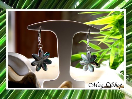 Fleurs Collection  Boucles d`Oreilles Faaroa Dormeuses  Hauteur 4cm  Fleurs de Tiaré 2cm Nacre de Tahiti  Argent Rhodié 925 (1g) MAG.SHOP