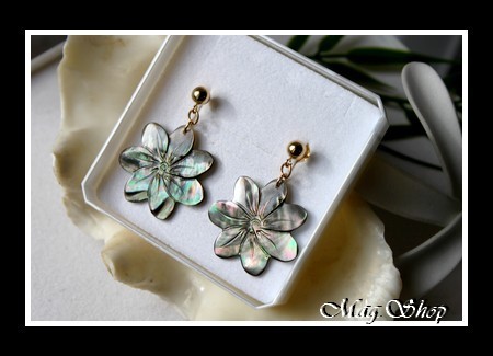 Fleurs Collection  Boucles d`Oreilles H3.5cm  Fleurs de Tiaré 2.5cm Nacre de Tahiti Reflets Foncés  Plaqué OR MAG.SHOP