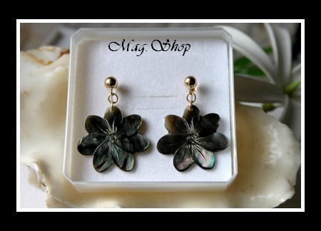 Fleurs Collection  Boucles d`Oreilles H3.5cm  Fleurs de Tiaré 2.5cm Nacre de Tahiti Reflets Foncés  Plaqué OR MAG.SHOP