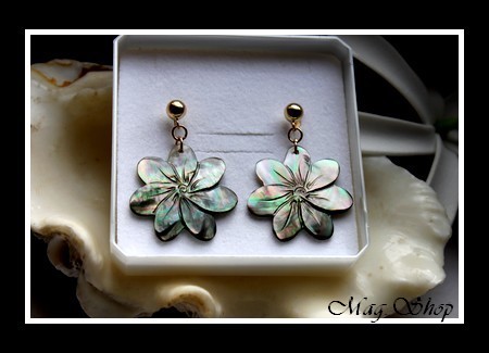 Fleurs Collection  Boucles d`Oreilles H3.5cm  Fleurs de Tiaré 2.5cm Nacre de Tahiti Reflets Foncés  Plaqué OR MAG.SHOP