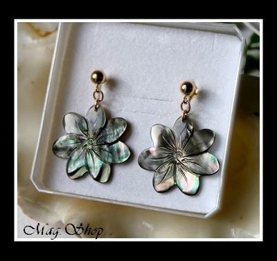 Fleurs Collection  Boucles d`Oreilles H3.5cm  Fleurs de Tiaré 2.5cm Nacre de Tahiti Reflets Foncés  Plaqué OR MAG.SHOP