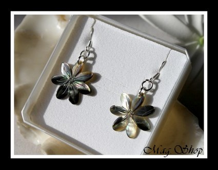 Fleurs Collection  Boucles d`Oreilles Tavana Fleurs de Tiaré 2cm Nacre de Tahiti Reflets FoncésOcres  Argent 925 MAG.SHOP