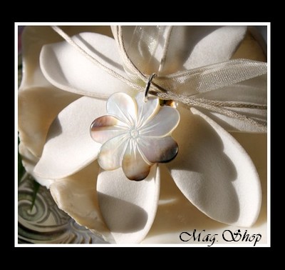 Fleurs Collection  Collier Fleur de Tiaré 2.5cm Nacre de Tahiti Reflets Blancs Marron Parsemé  Collier Couleur écru MAG.SHOP
