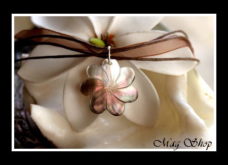 Fleurs Collection  Collier Fleur de Tiaré Nacre de Tahiti 2.5cm Reflets Mi-Teintes Blancs-Marrons Clairs  Collier Cordons Couleur Chocolat MAG.SHOP