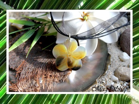 Fleurs Collection - Collier Miti Fleur Hibiscus Nacre de Tahiti 3.5cm Reflets Dorés MAG.SHOP