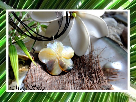 Fleurs Collection - Collier Miti Fleur Hibiscus Nacre de Tahiti 3.5cm Reflets Dorés MAG.SHOP