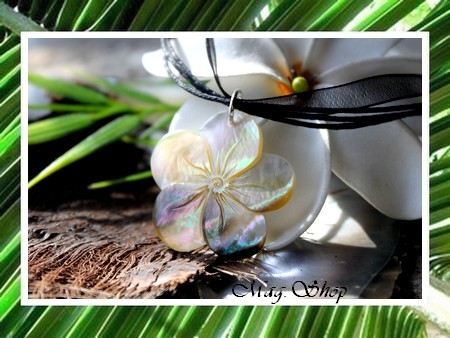 Fleurs Collection - Collier Miti Fleur Hibiscus Nacre de Tahiti 3.5cm Reflets Dorés MAG.SHOP