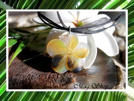 Fleurs Collection - Collier Miti Fleur Hibiscus Nacre de Tahiti 3.5cm Reflets Dorés MAG.SHOP