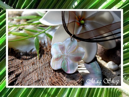 Fleurs Collection - Collier Miti Fleur Hibiscus Nacre de Tahiti 3.5cm Reflets Mi-Teintes Blancs-Marrons Clairs MAG.SHOP