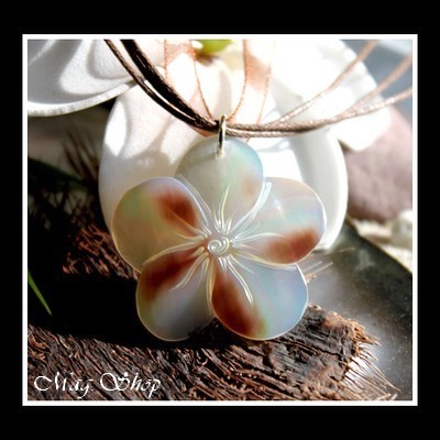 Fleurs Collection - Collier Miti Fleur Hibiscus Nacre de Tahiti 3.5cm Reflets Mi-Teintes Blancs-Marrons Clairs MAG.SHOP