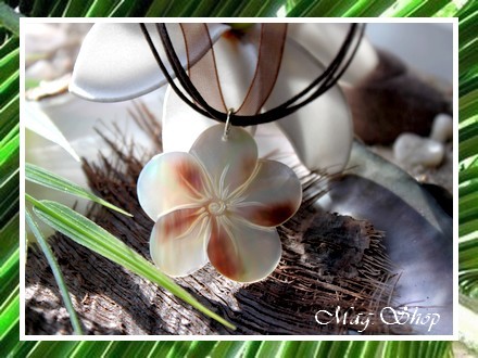 Fleurs Collection - Collier Miti Fleur Hibiscus Nacre de Tahiti 3.5cm Reflets Mi-Teintes Blancs-Marrons Clairs MAG.SHOP