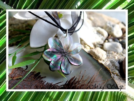 Fleurs Collection - Collier Miti Fleur de Tiaré Nacre de Tahiti 3.5cm Reflets Foncés Colorés MAG.SHOP