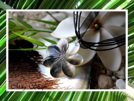 Fleurs Collection - Collier Miti Fleur de Tiaré Nacre de Tahiti 3.5cm Reflets Foncés Colorés MAG.SHOP