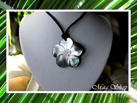 Fleurs Collection - Collier Temoe Fleur Hibiscus Nacre de Tahiti 3cm Reflets Clairs MAG.SHOP