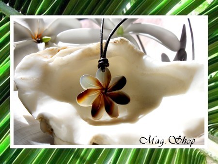 Fleurs Collection  Collier Temoe Fleur de Tiaré Nacre de Tahiti 3cm Reflets Mi-Teintes Clairs-Marrons MAG.SHOP