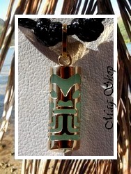 TIKI Collection / Collier TIKI Tahitien Raihere Force H:2.3cm / Pendentif OR 750/1000 (0,52g) Adventurine / Coton Noir (Photos Contractuelles)